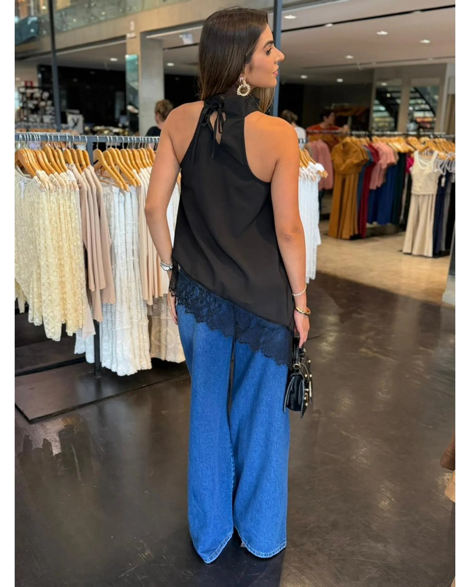 Blusa Assimétrica Detalhe Renda
