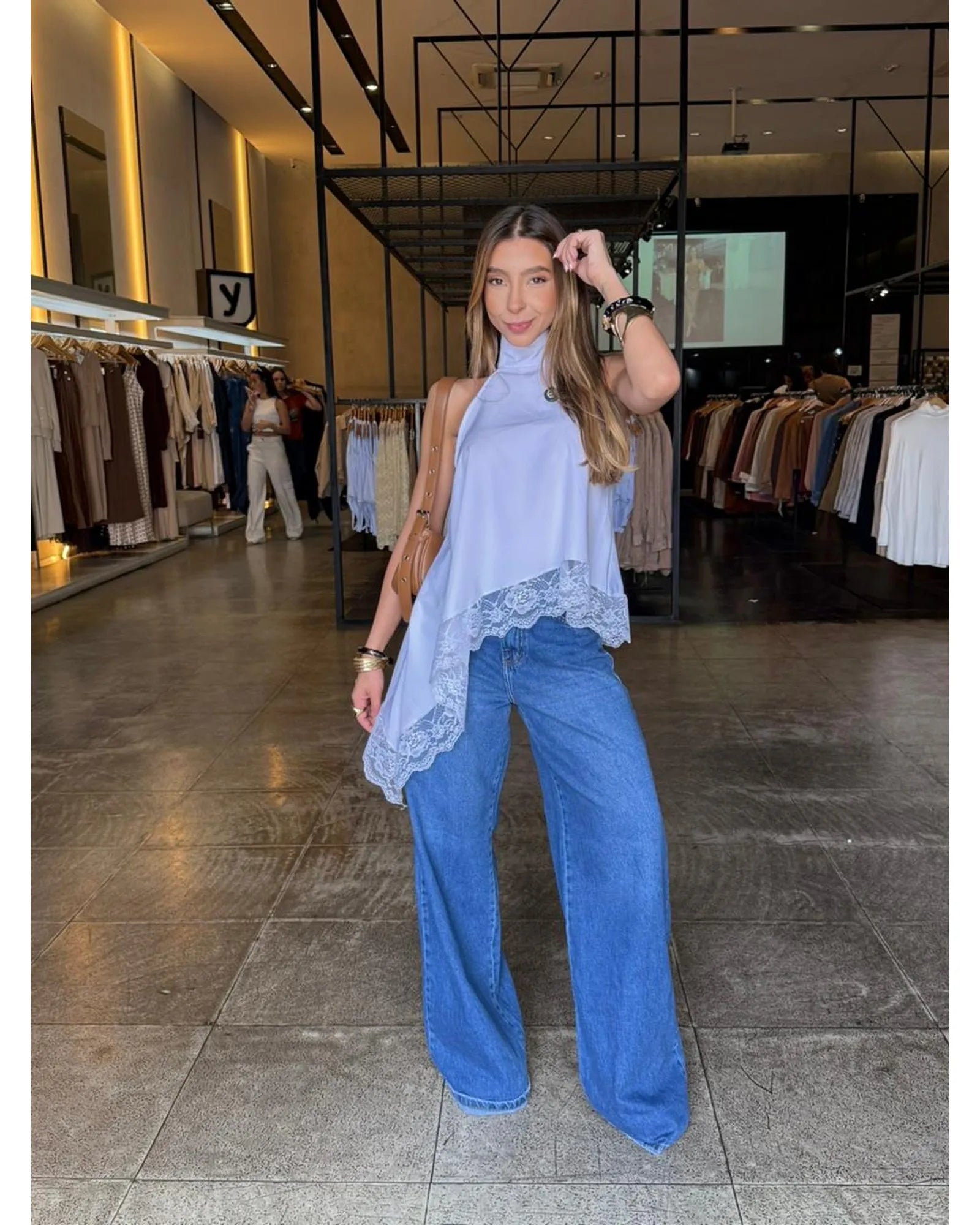 Blusa Assimétrica Detalhe Renda