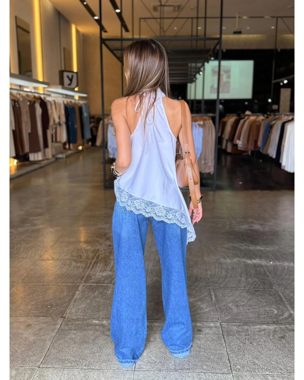 Blusa Assimétrica Detalhe Renda