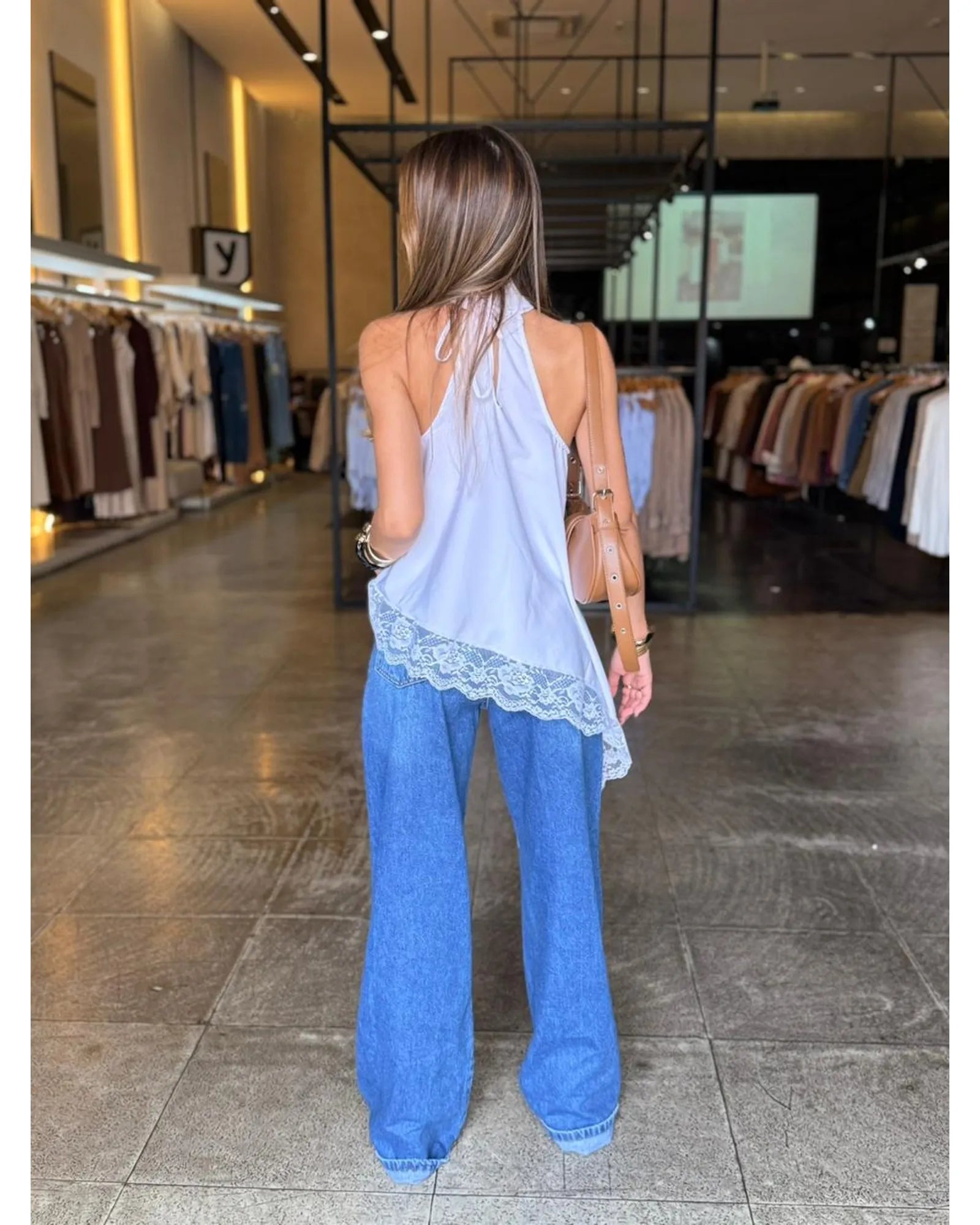 Blusa Assimétrica Detalhe Renda