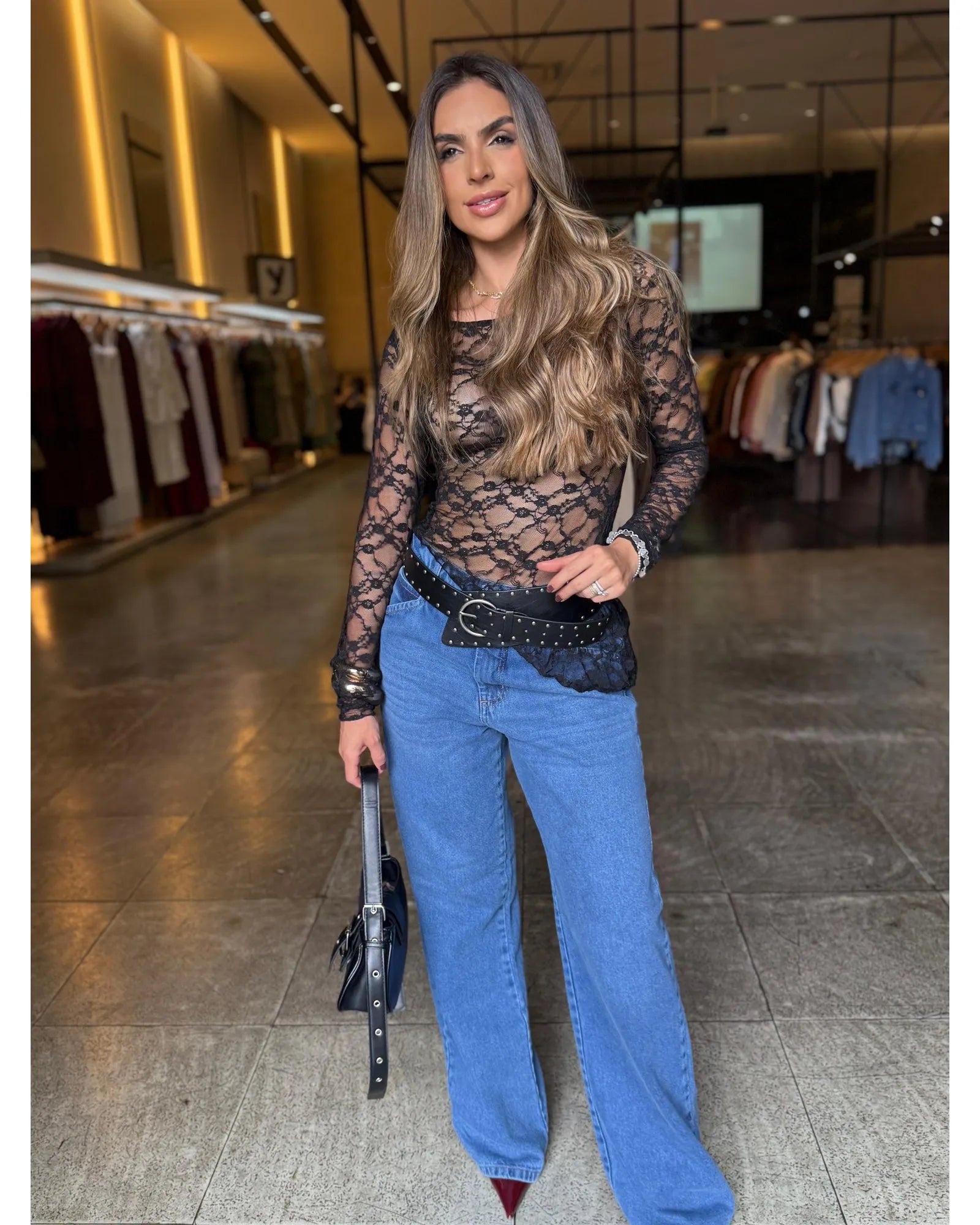 Blusa Renda Assimétrica