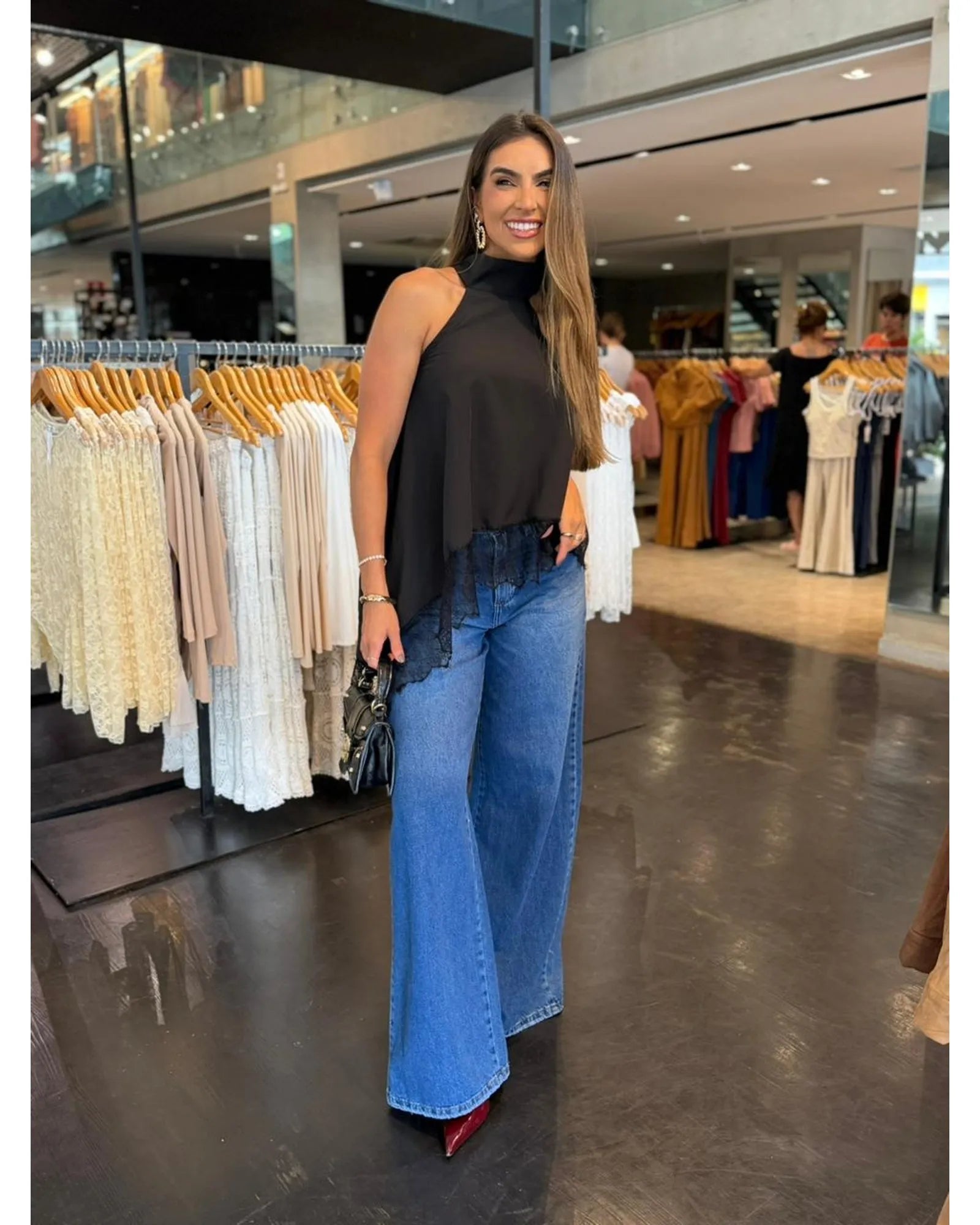 Blusa Assimétrica Detalhe Renda