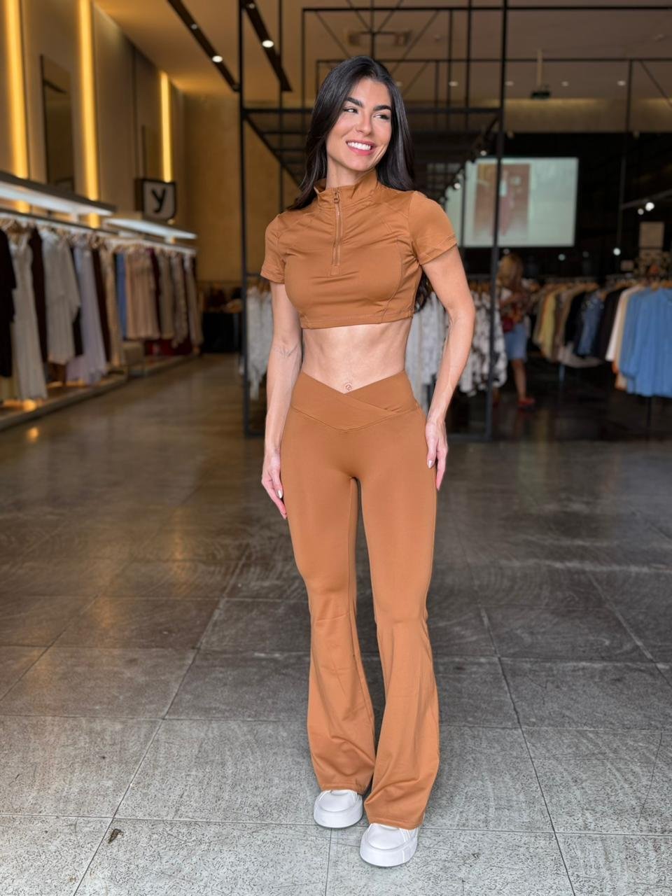 Conjunto Fitness Cropped Zíper e Calça Flare - Caramelo