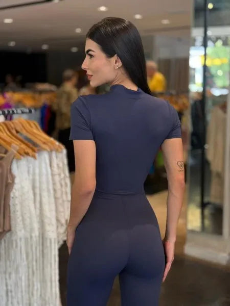 Macacão Fitness Manga Curta Detalhe Zíper